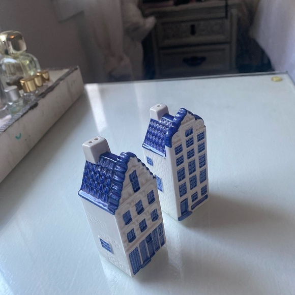 Delft Blue and White Ceramic House Figurines - Picture 4 of 5